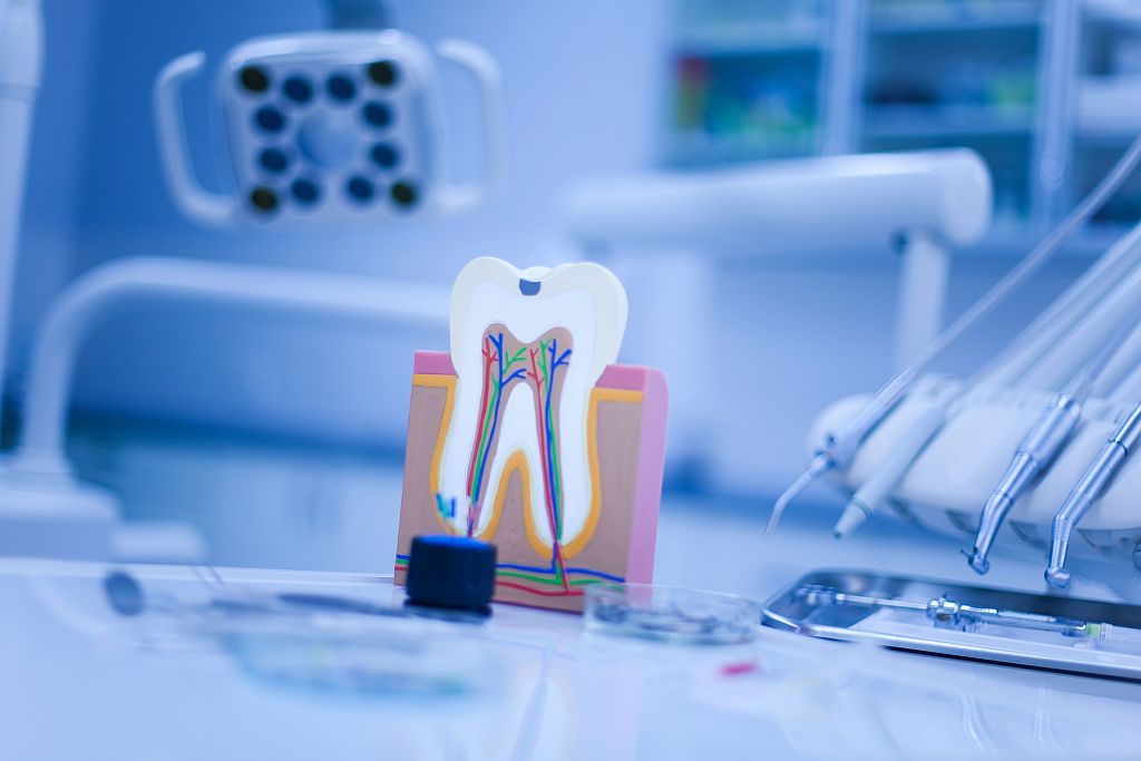 Ewolucja w endodoncji: Jak leczenie kanałowe zmieniło się na przestrzeni lat?